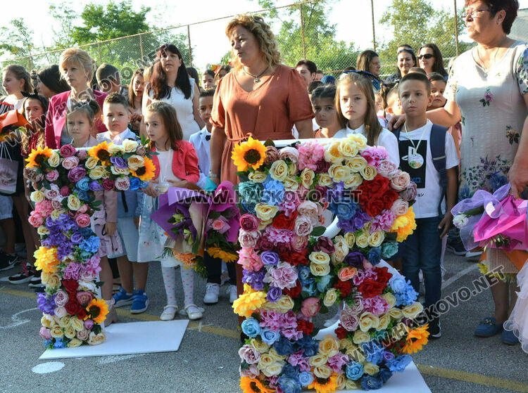 Тържествено откриха учебната година във „Васил Левски“ със 760 ученици
