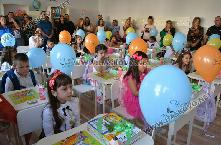 Тържествено откриха учебната година във „Васил Левски“ със 760 ученици