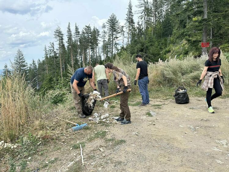 Служители на ЮЦДП и ДГС Смолян почистиха района край Горски парк &bdquo;Амзово&ldquo;