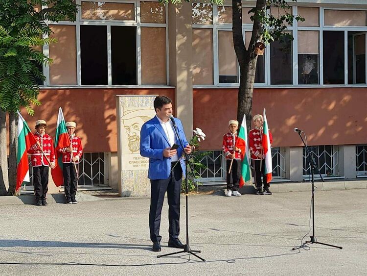 Кметът на общината откри учебната година в най-голямото димитровградско школо
