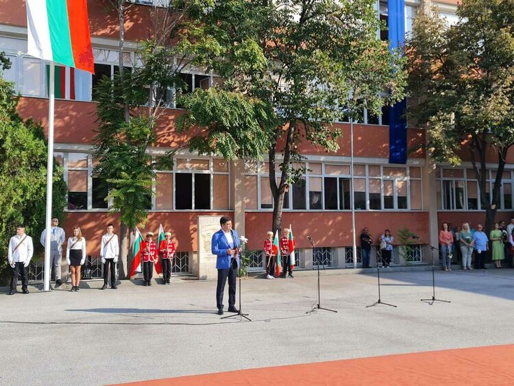 Кметът на общината откри учебната година в най-голямото димитровградско школо