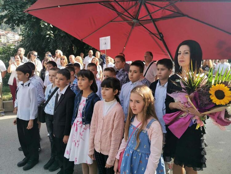 ЧЕСТИТ ПЪРВИ УЧЕБЕН ДЕН! /галерия/