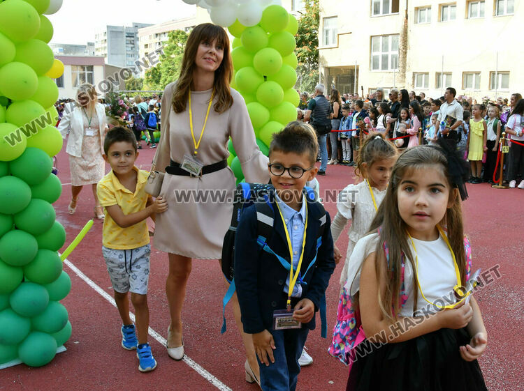 Шест паралелки първокласници посрещнаха в училище „Св. Иван Рилски“