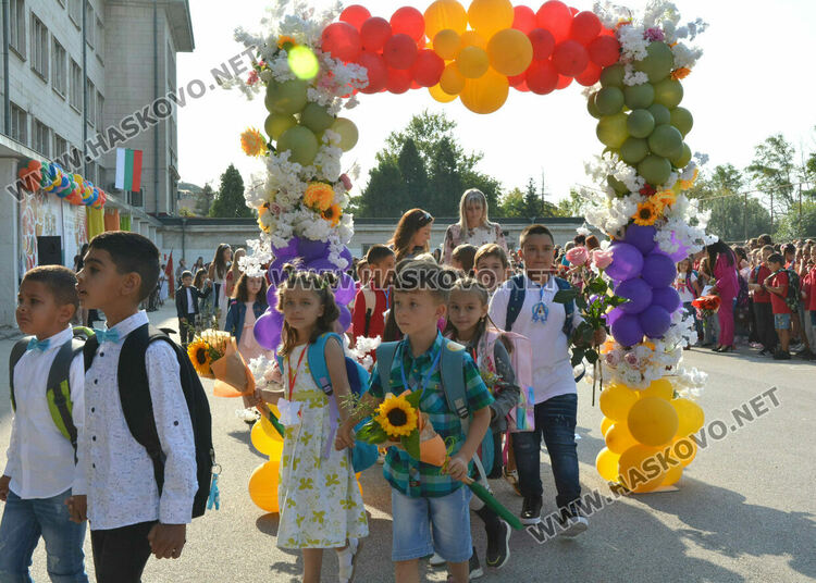 Тържествено откриха учебната година във „Васил Левски“ със 760 ученици