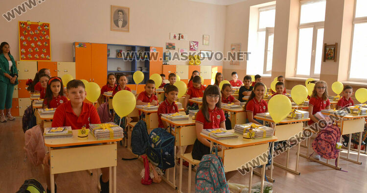 Тържествено откриха учебната година във „Васил Левски“ със 760 ученици