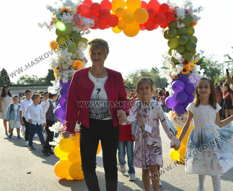 Тържествено откриха учебната година във „Васил Левски“ със 760 ученици