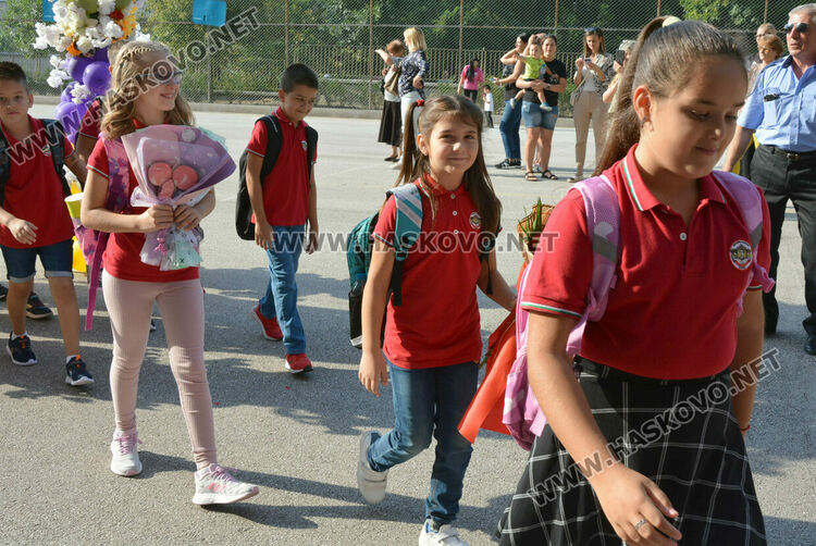 Тържествено откриха учебната година във „Васил Левски“ със 760 ученици