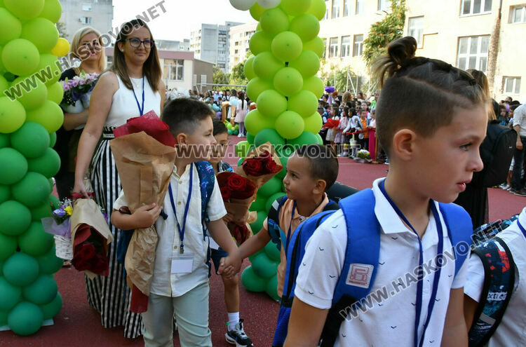 Шест паралелки първокласници посрещнаха в училище „Св. Иван Рилски“