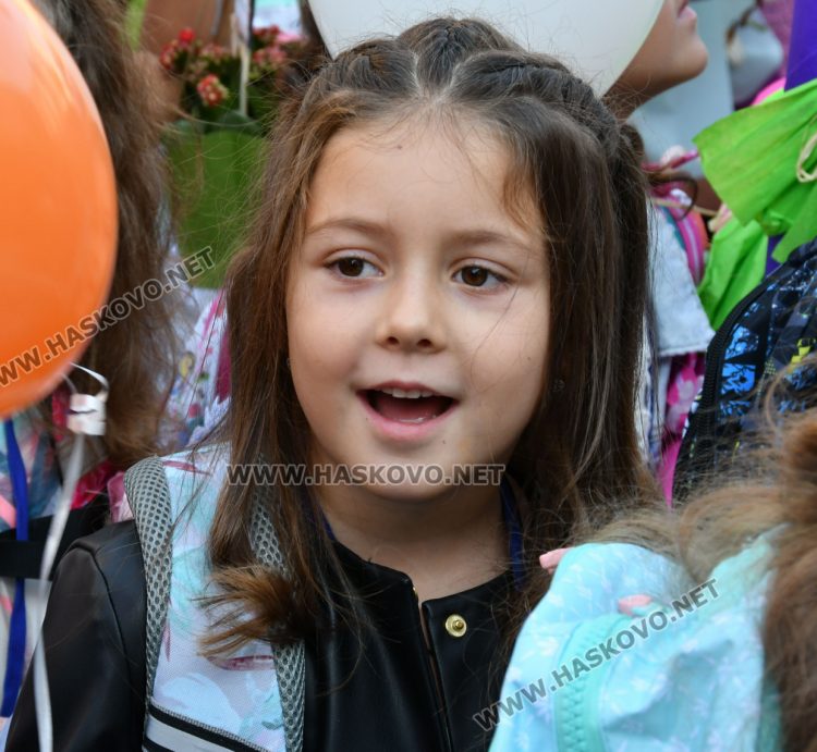 Шест паралелки първокласници посрещнаха в училище „Св. Иван Рилски“