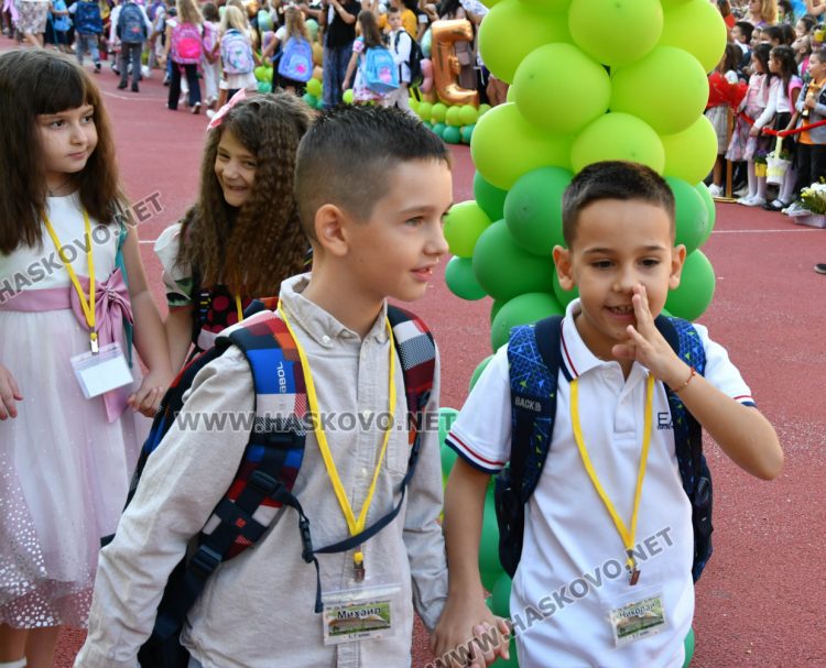 Шест паралелки първокласници посрещнаха в училище „Св. Иван Рилски“