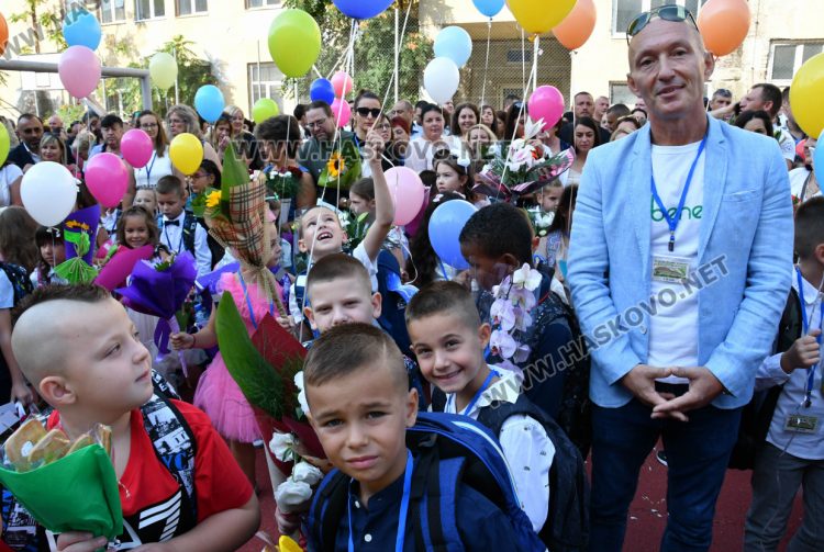 Шест паралелки първокласници посрещнаха в училище „Св. Иван Рилски“