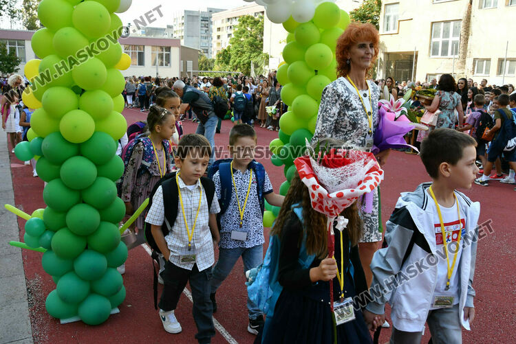 Шест паралелки първокласници посрещнаха в училище „Св. Иван Рилски“