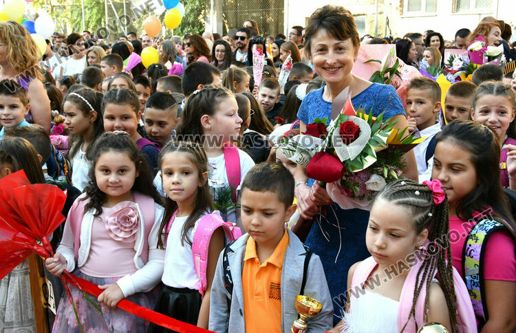 Шест паралелки първокласници посрещнаха в училище „Св. Иван Рилски“