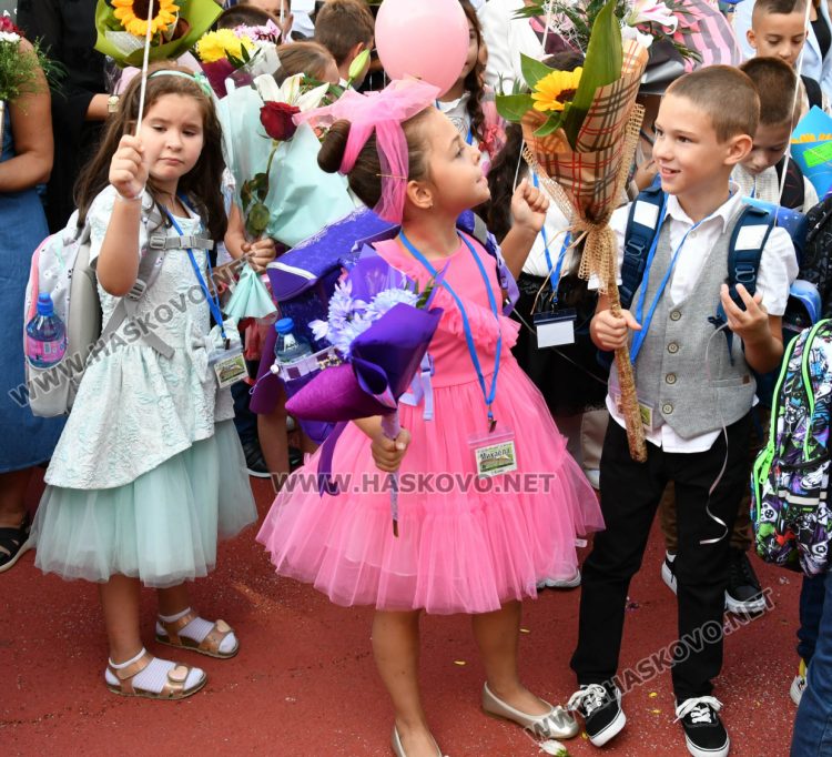 Шест паралелки първокласници посрещнаха в училище „Св. Иван Рилски“