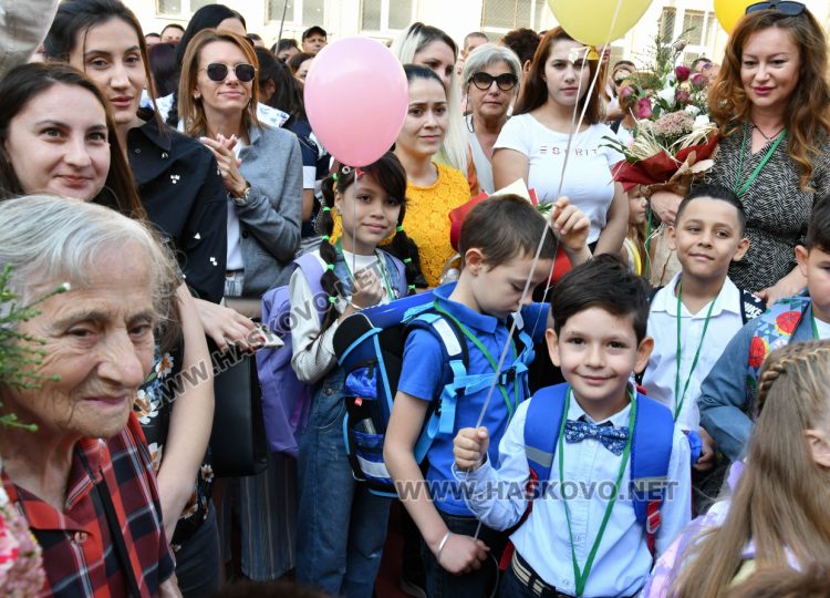 Шест паралелки първокласници посрещнаха в училище „Св. Иван Рилски“