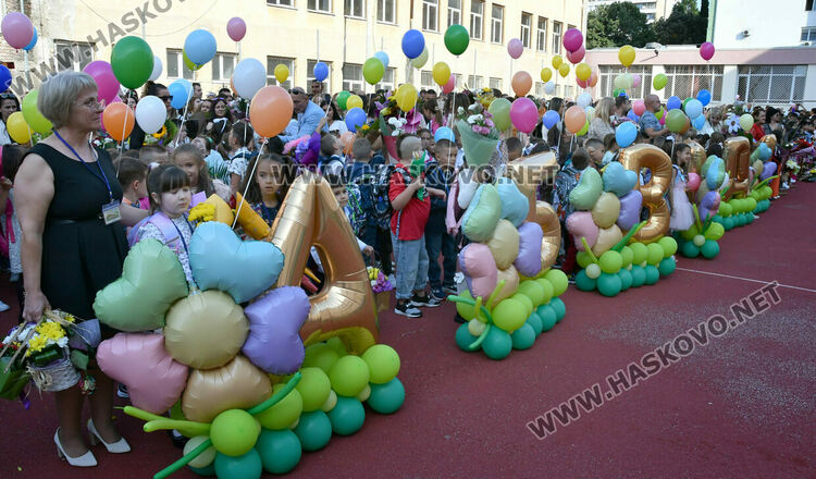 Шест паралелки първокласници посрещнаха в училище „Св. Иван Рилски“