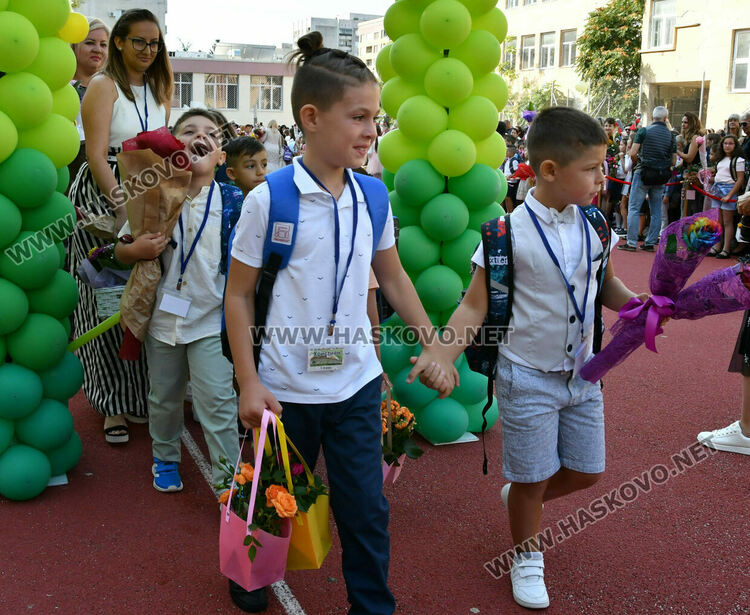 Шест паралелки първокласници посрещнаха в училище „Св. Иван Рилски“