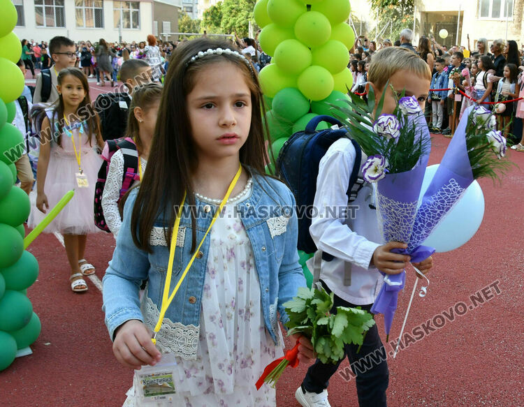 Шест паралелки първокласници посрещнаха в училище „Св. Иван Рилски“
