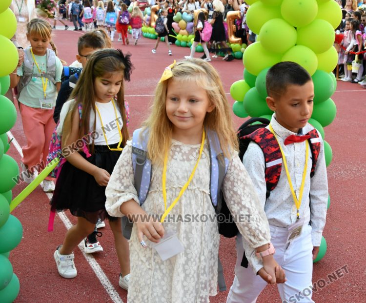 Шест паралелки първокласници посрещнаха в училище „Св. Иван Рилски“