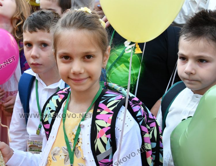 Шест паралелки първокласници посрещнаха в училище „Св. Иван Рилски“