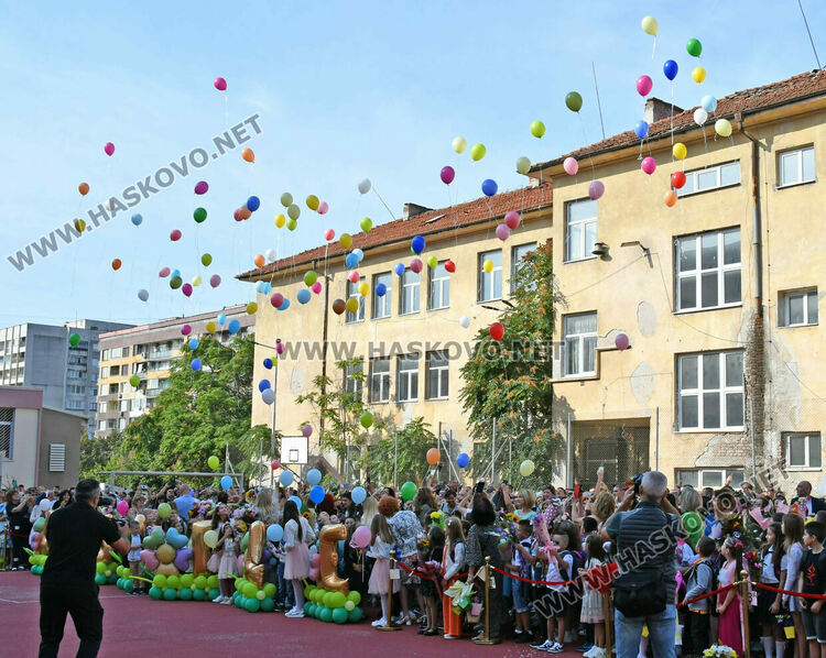 Шест паралелки първокласници посрещнаха в училище „Св. Иван Рилски“