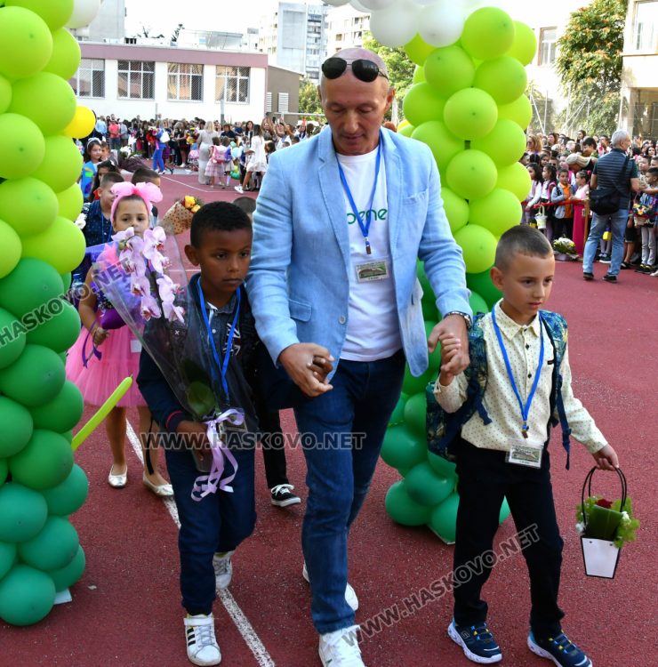 Шест паралелки първокласници посрещнаха в училище „Св. Иван Рилски“