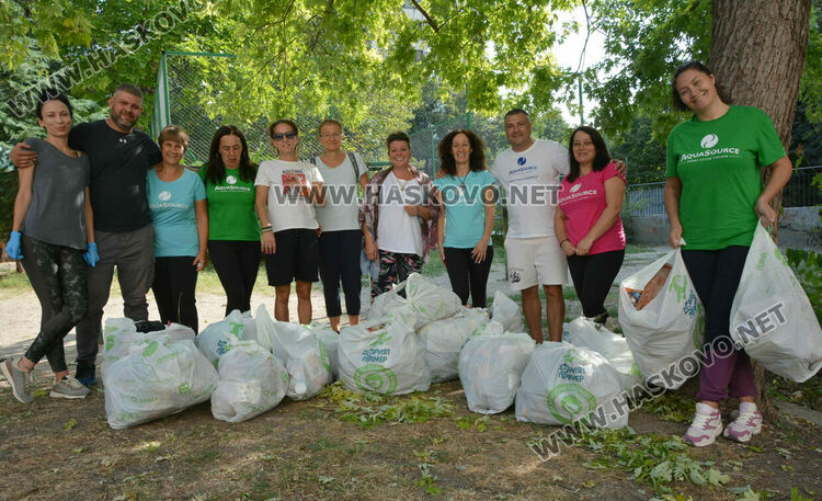 Екоактивисти почистиха парка до училище „Иван Рилски“ в Хасково