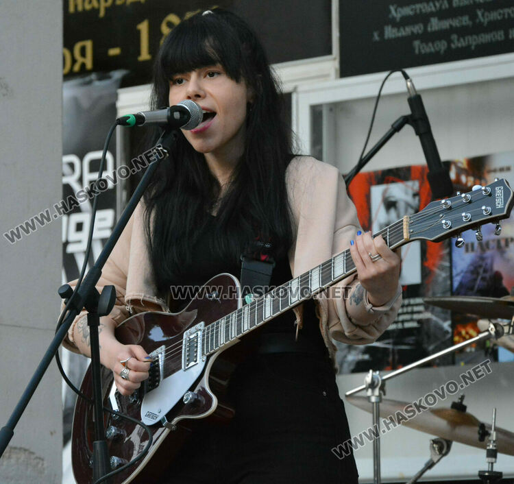 4 рок банди забиха край фонтаните в центъра на Хасково