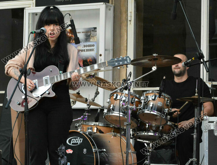 4 рок банди забиха край фонтаните в центъра на Хасково