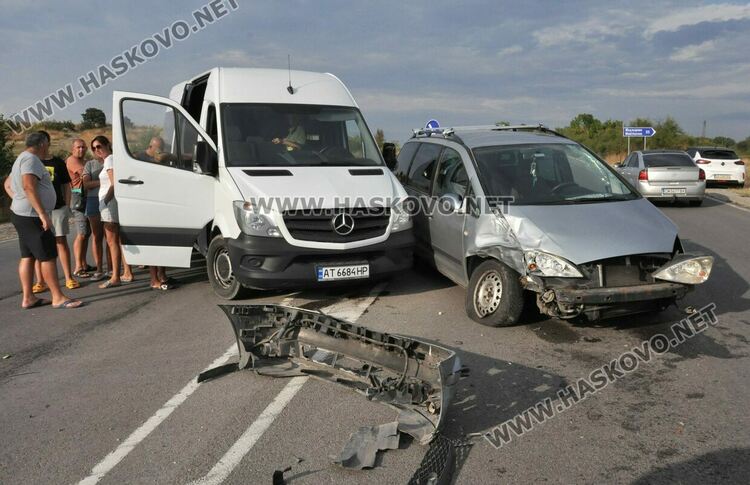 Бус и ван катастрофираха край Хасково