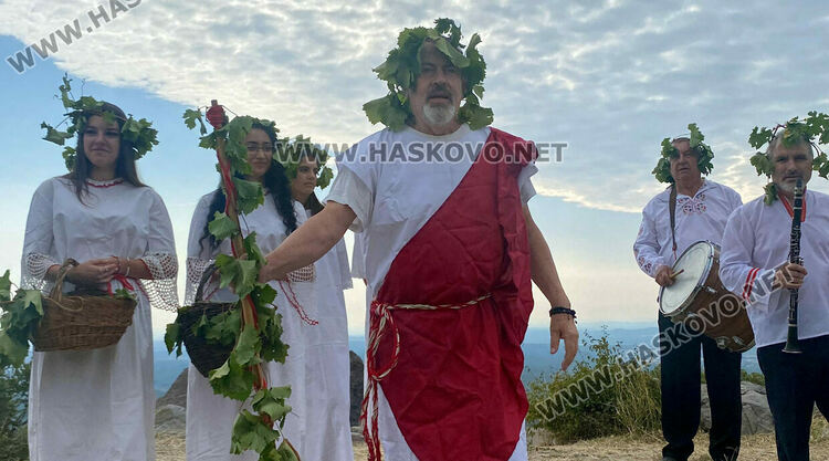 Пресъздадоха ритуала по мачкане на грозде в местността „Шарапаните“ 