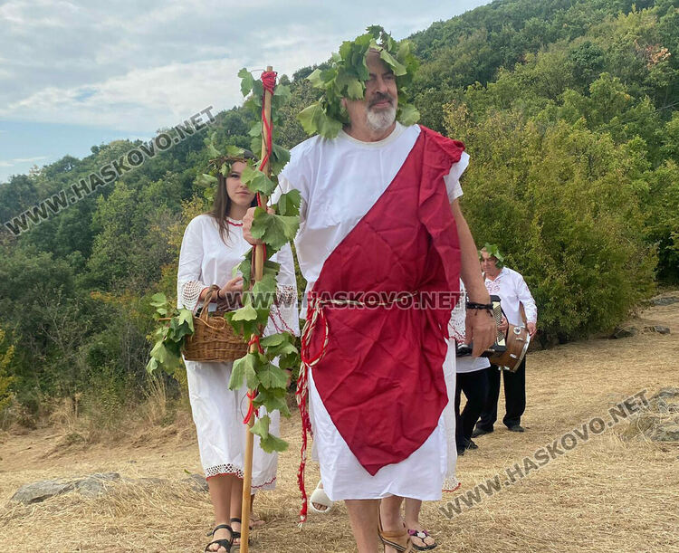 Пресъздадоха ритуала по мачкане на грозде в местността „Шарапаните“ 