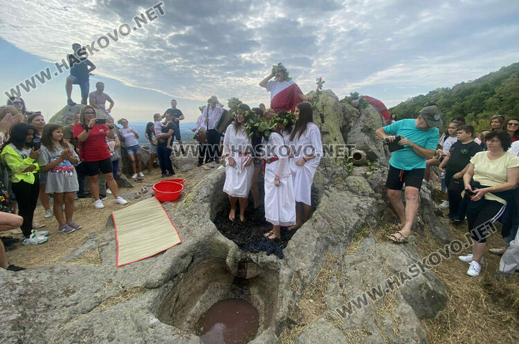 Пресъздадоха ритуала по мачкане на грозде в местността „Шарапаните“ 
