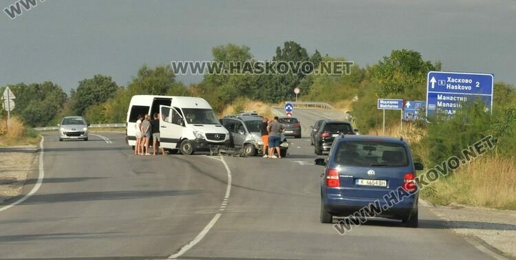 Бус и ван катастрофираха край Хасково