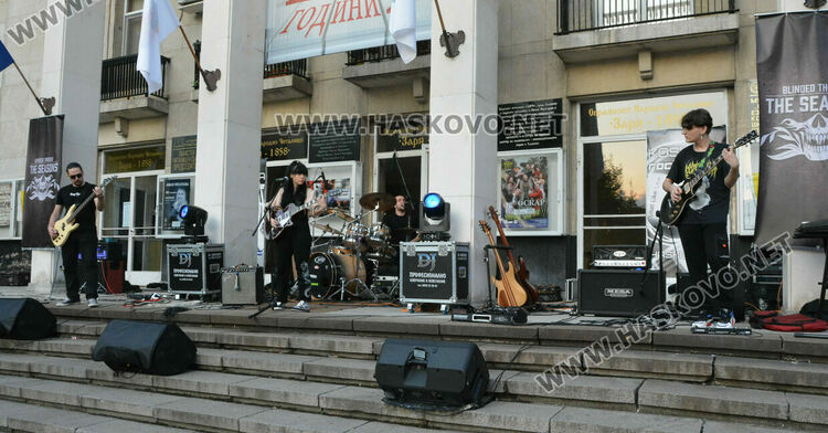 4 рок банди забиха край фонтаните в центъра на Хасково