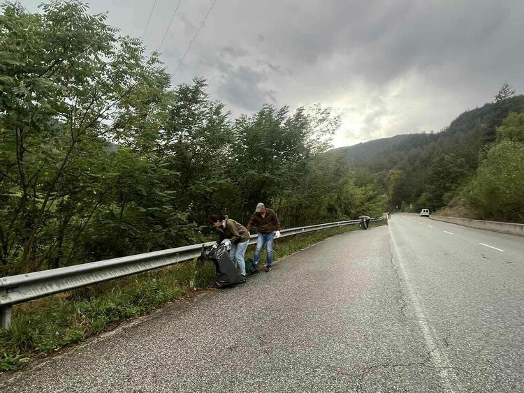 Горски служители от Хвойна се включиха в инициативата "Да изчистим България заедно"