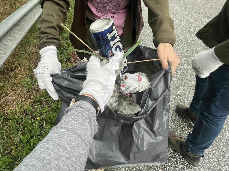 Горски служители от Хвойна се включиха в инициативата "Да изчистим България заедно"