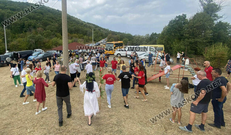 Пресъздадоха ритуала по мачкане на грозде в местността „Шарапаните“ 