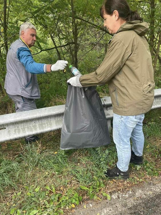 Горски служители от Хвойна се включиха в инициативата "Да изчистим България заедно"