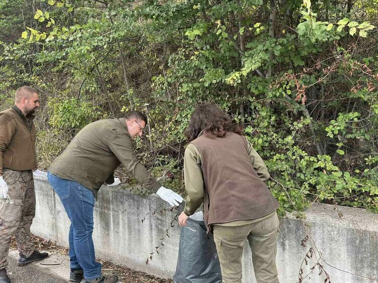 Горски служители от Хвойна се включиха в инициативата "Да изчистим България заедно"