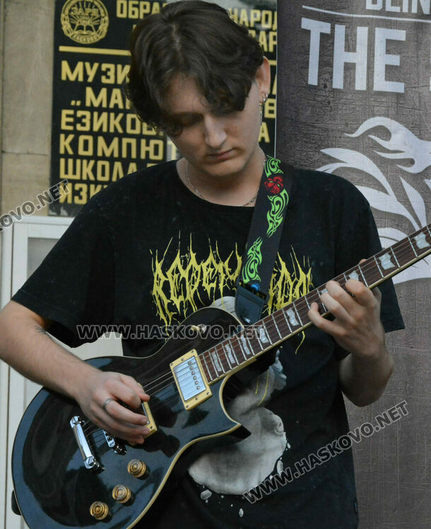 4 рок банди забиха край фонтаните в центъра на Хасково