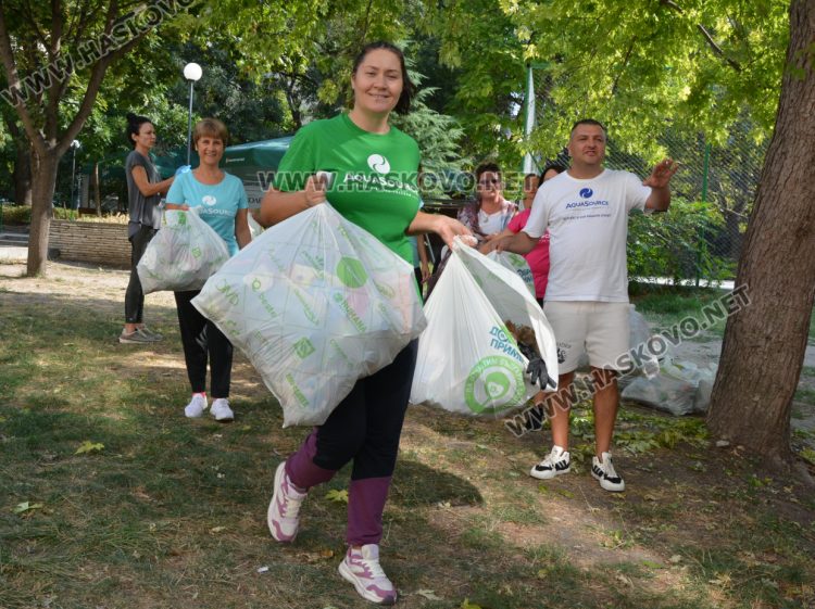 Екоактивисти почистиха парка до училище „Иван Рилски“ в Хасково