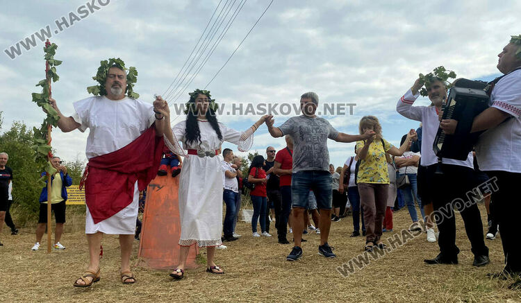 Пресъздадоха ритуала по мачкане на грозде в местността „Шарапаните“ 