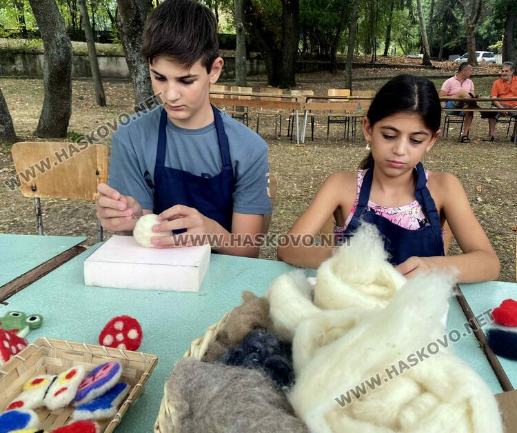 Пресъздадоха ритуала по мачкане на грозде в местността „Шарапаните“ 