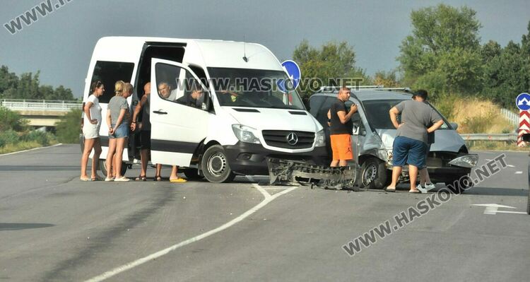 Бус и ван катастрофираха край Хасково