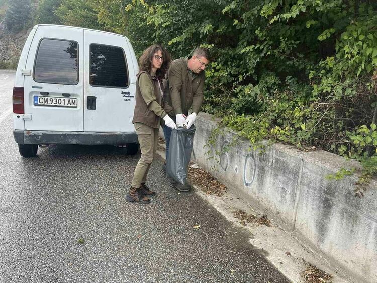 Горски служители от Хвойна се включиха в инициативата "Да изчистим България заедно"