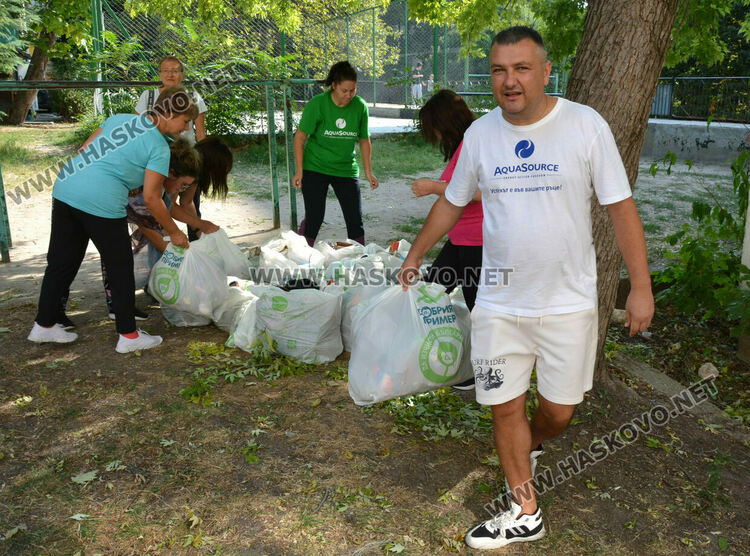 Екоактивисти почистиха парка до училище „Иван Рилски“ в Хасково