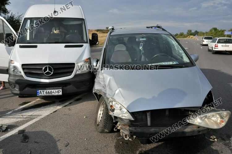 Бус и ван катастрофираха край Хасково