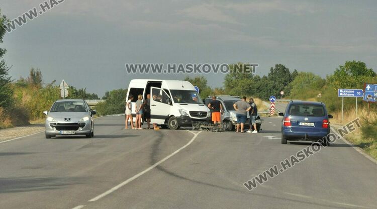 Бус и ван катастрофираха край Хасково