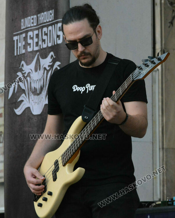 4 рок банди забиха край фонтаните в центъра на Хасково